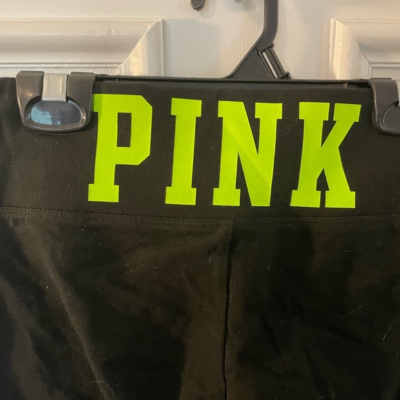 Awesome PINK Capri logo yoga pants - Picture 3 of 9